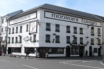 galway-city-pubs-monroes