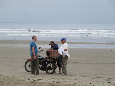curia-ecuador-buying-fish