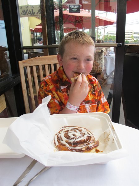 hawaii-with-kids-cinnamon-rolls-kona