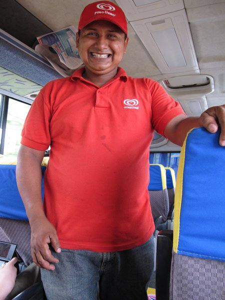 helado-salesman-cuenca-bus