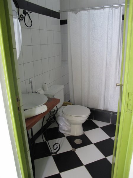 ninos-hotel-bathroom